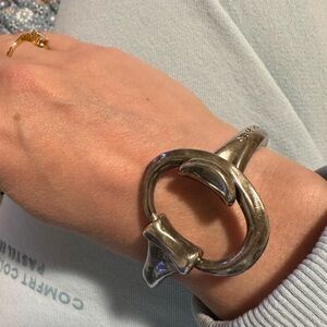 Uno de 50
Two Handed Bracelet